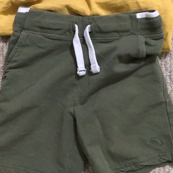 3 Boys Outfits size 4T (3 shirts & 3 Shorts) - Picture 2 of 9